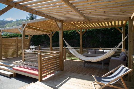 Nature Bois Concept – Aménagement d’un coin détente avec hamac et chilienne à l’ombre de la terrasse/pergola Pacifique 